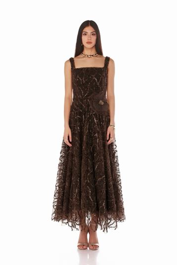 فستان سهرة مطرز باللون البني